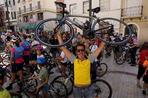 Uno de lo bicimanifestantes de este sábado en Elche.