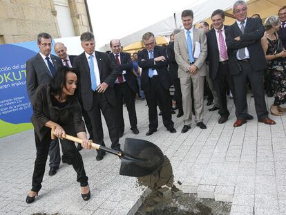 En la imagen, la presidenta de las Juntas Generales, Rafaela Romero, echa una paletada de tierra en el acto simbólico. Tras ella, entre otros, el diputado general, Markel Olano; el presidente de Kutxa, Xabier Iturbe (primero y tercero por la izquierda, respectivamente); el arquitecto autor del proyecto, Joaquín Montero, y el presidente de la Fundación Inbiomed, Gurutz Linazasoro, (primero y tercero por la derecha, también respectivamente).