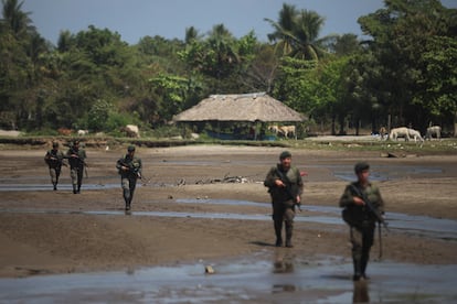 Soldados guatemaltecos patrullan el río Suchiate en la frontera con México