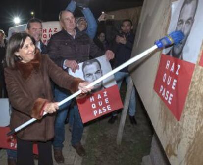 La ministra de Defensa, Margarita Robles, durante la tradicional pegada de carteles