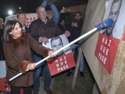 La ministra de Defensa, Margarita Robles, durante la tradicional pegada de carteles