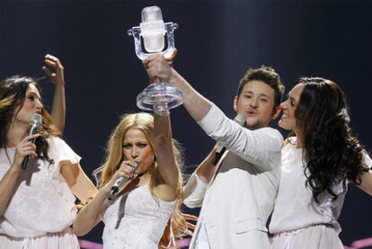 La pareja de Azerbaiyán, junto con su equipo de baile, durante la repetición de su actuación tras proclamarse vencedores del festival de Eurovisión.