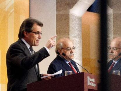 El presidente de la Generalitat, Artur Mas, y el consejero de Econom&iacute;a, Andreu Mas-Colell, durante su comparecencia de ayer.