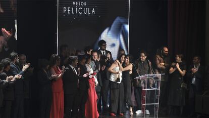 Alejandra Márquez Abella recibe el Ariel a mejor película por 'El norte sobre el vacío' en la 65ª edición de los premios de la AMACC, en Guadalajara, en septiembre de 2023.