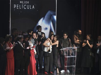 Alejandra Márquez Abella recibe el Ariel a mejor película por 'El norte sobre el vacío' en la 65ª edición de los premios de la AMACC, en Guadalajara, en septiembre de 2023.
