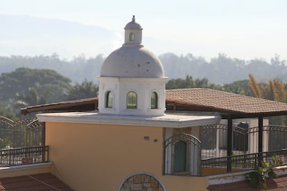 Detalle de una casa con orificios de arma de fuego en la Colonia Lindavista, de Tepic, México.