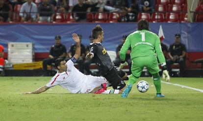 Lance del partido entre el Sevilla y el Borussia, jugado ayer.