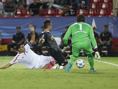 Lance del partido entre el Sevilla y el Borussia, jugado ayer.