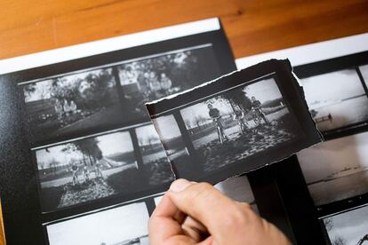 Primera de las imágenes reveladas de entre los 141 rollos adquiridos por Pierluigi Ortolano, donde aparecen tres niñas en bicicleta.