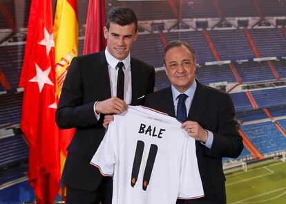 Gareth Bale y Florentino Pérez durante la presentación del galés como jugador del Real Madrid en 2013.