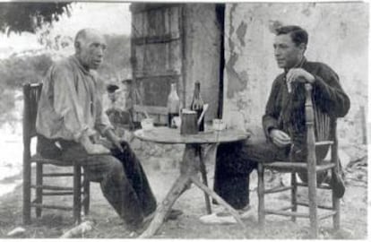 Josep Pla, a la derecha, y Sebastià Puig, 'l'Hermós', tomando un aperitivo.