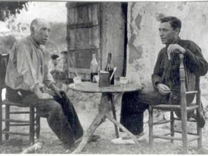 Josep Pla, a la dreta, i Sebastià Puig, 'l'Hermós', prenent un aperitiu.