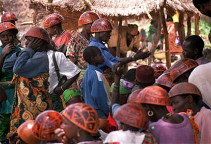 Los coloridos sombreros de media calabaza son uno de los mayores atractivos del mercado de Tourou, cerca de la ciudad camerunesa de Mokolo.