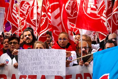 Decenas de personas en la manifestación de cuidadoras de personas dependientes frente al Ayuntamiento de Madrid a 23 de diciembre de 2024.