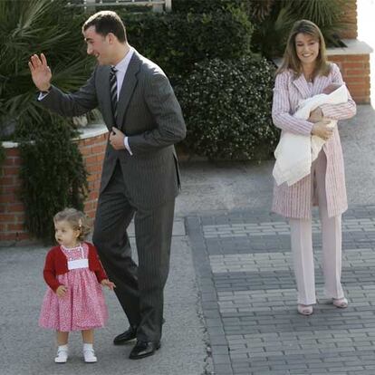 Así es la infanta Sofía. Cinco días después de venir al mundo, la pequeña es algo más morena de pelo de lo que fue al nacer su hermana Doña Leonor.