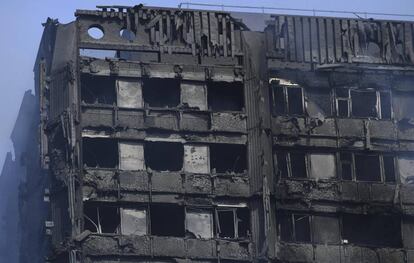 Vista dos danos causados pelo incêndio declarado na Torre Grenfell.