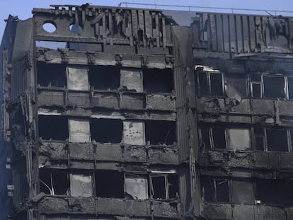 Vista dos danos causados pelo incêndio declarado na Torre Grenfell.