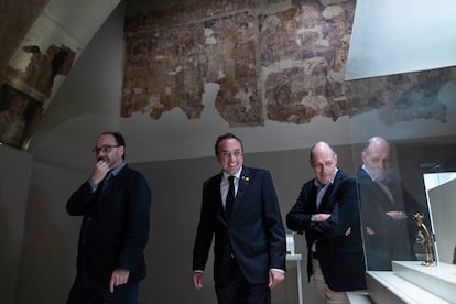 El presidente del Parlament de Cataluña Josep Rull acompañado del director del MNAC Pepe Serra y del presidente del patronato del Museo Joan Oliveras, ha visitado la sala de los frescos de Sijena de los que el Tribunal Constitucional ha ordenado el traslado a Aragón. Foto: Massimiliano Minocri
