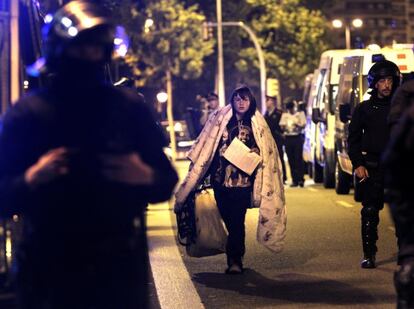 J&oacute;venes desalojados por Mossos d&#039;Esquadra en la confluencia de Diagonal con Carles III.