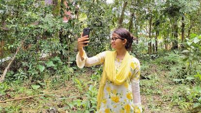 Trisha, una de las protagonistas del vídeo, desde su casa en Bangladés.