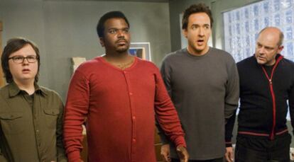 De izquierda a derecha, Clark Duke, Craig Robinson, John Cusack y Rob Corddry, en <i>Jacuzzi al pasado. </i>