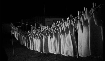 Esta imagen de guantes colgados es la ganadora del concurso de fotografía del 18º Congreso Internacional de Enfermedades Infecciosas.