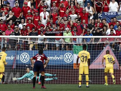 Roberto Torres transforma el penalti de Osasuna.