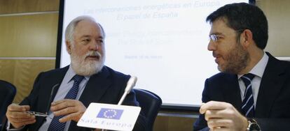El comisario de Energía europeo, Miguel Arias Cañete, y el secretario de Estado de Energía, Alberto Nadal,