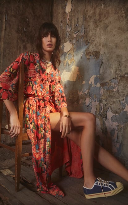 ¿No ves el momento en el que puedas coger un avión y marcharte a tierras lejanas? Con este vestido estilo kimono, al menos tendrás la sensación de haber vuelto de un exótico destino. De Chufy (613 euros).