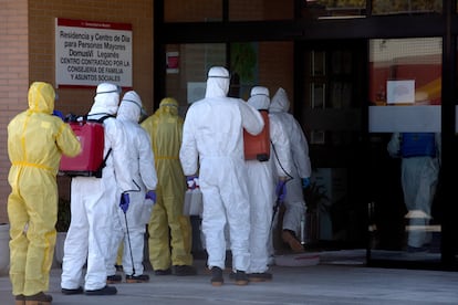 La Unidad Militar de Emergencias (UME), en las labores de desinfección en una residencia de ancianos en Leganés, en marzo de 2020.