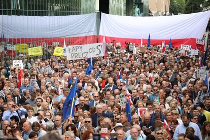 Cientos de personas se manifestaron en apoyo a la presidenta del Supremo polaco, en Varosvia, el 4 de julio.