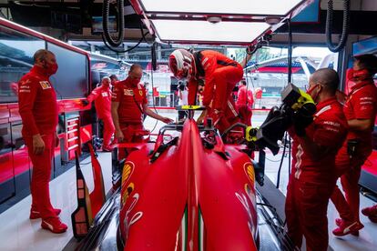 Miembros de la escudería Ferrari junto al piloto Charles Leclerc, protegidos con mascarillas, durante un entrenamiento de la F1 en Austria. La Fórmula 1 vuelve a ponerse en marcha este fin de semana en Austria sin aficionados, con el objetivo de sortear las pérdidas millonarias tras haber pospuesto 10 carreras por culpa de la pandemia.