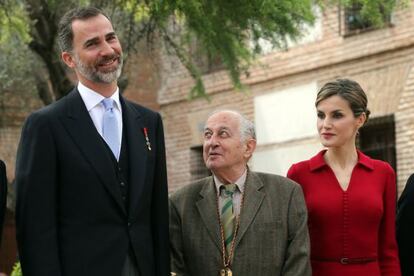 Goytisolo, entre los reyes Felipe y Letizia.