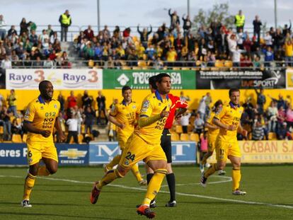 Jugadores del Alcorcón celebran un gol ante el Córdoba el 21 de abril.