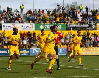 Jugadores del Alcorcón celebran un gol ante el Córdoba el 21 de abril.