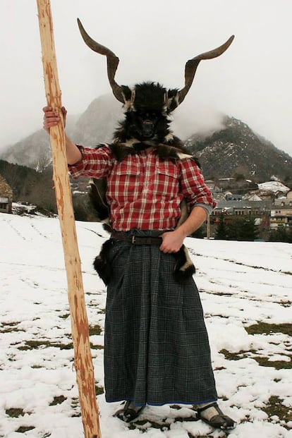 Un hombre disfrazado en el carnaval de Bielsa.