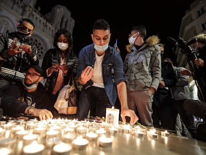 Tributo a las víctimas ante la basílica de Notre-Dame, este jueves en Niza.