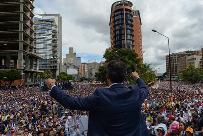 Juan Guaidó se juramenta como presidente interino de Venezuela durante un acto abierto, el 23 de enero, fecha en que se celebraba el 61º aniversario de la caída de la dictadura de general Marcos Pérez Jiménez. "Ante Dios todopoderoso, Venezuela, juro asumir formalmente las competencias del Ejecutivo Nacional como presidente encargado de Venezuela para lograr el cese de la usurpación, un Gobierno de transición y elecciones libres", dijo ante una multitud. El Gobierno estadounidense fue el primer país en reconocer a Guaidó.