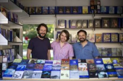 De izquierda a derecha, los escrotores Manuel Astur, Juan Soto y Sergi Bellver en una caseta de la Feria del Libro de Madrid.