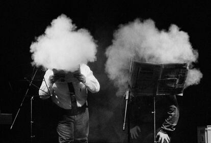 Accidents Polipoètics recitando el poema Nenecaca en el Festival de Poesía Sorpresa Europea, (SAT) Sant Andreu Teatre, Barcelona 2 de novembre de 1993.