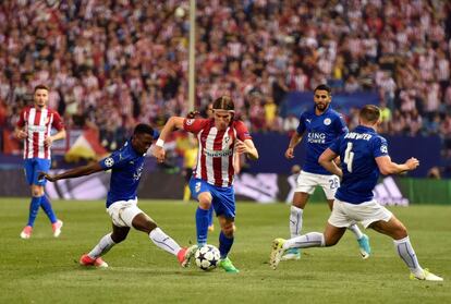 El centrocampista nigeriano del Leicester City, Wilfred Ndidi, intenta detener el avance del defensa brasileño del Atlético de Madrid, Filipe Luis. 