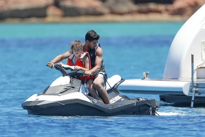 Luis Suárez, en una moto aquàtica amb la seva filla.
