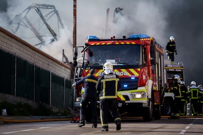 Bomberos de la Comunidad de Madrid apagan un fuego en una nave del polígono Cobo Calleja, de Fuenlabrada, en febrero.