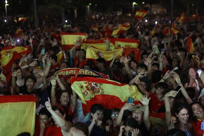 Aficionados siguen la final entre España e Inglaterra en Mataró.
