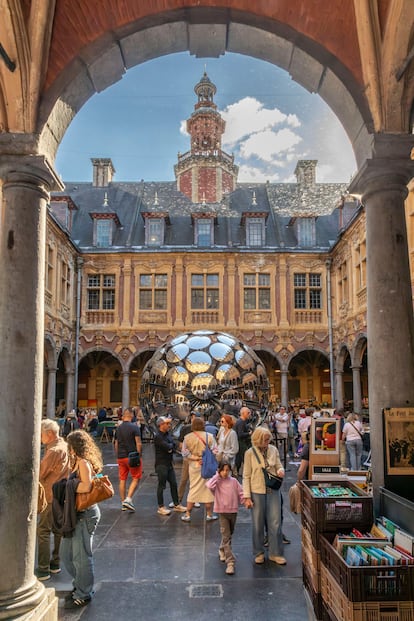 La escultura 'ORB', del artista español SpY, en el patio de la Vieille Bourse de la ciudad francesa.