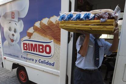 Un repartidor de Bimbo, en un camió a Ciutat de Mèxic.