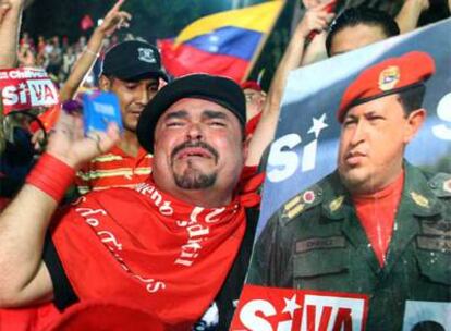 Seguidores de Chávez celebran la victoria la noche del domingo en el palacio de Miraflores, en Caracas.