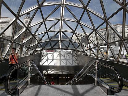 La nueva estación de Cercanías de Sol, en pleno centro de Madrid, se inaugura el sábado 27 de junio de 2009 con casi dos años de retraso, ya que en el proyecto inicial constaba que la obra debería estar lista para mediados de 2007. Cuenta con la caverna en suelo más grande del mundo, con 207 metros de longitud, 20 metros de ancho y 15 metros de alto. Esta nueva estación permite que los viajeros de Cercanías puedan llegar hasta el Kilómetro Cero desde la estación de Atocha, sin necesidad de hacer transbordo, a través del segundo túnel Atocha- Chamartín.