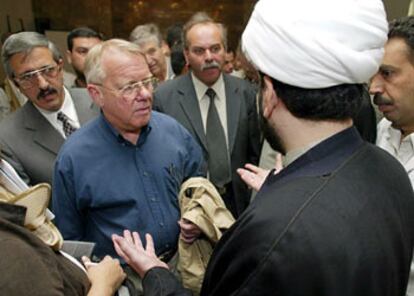 Jay Garner (segundo por la izquierda) habla con un líder tribal durante su visita a un hospital de Bagdad.