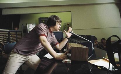 Brian Wilson, en un estudio de grabación, en una imagen de promoción.